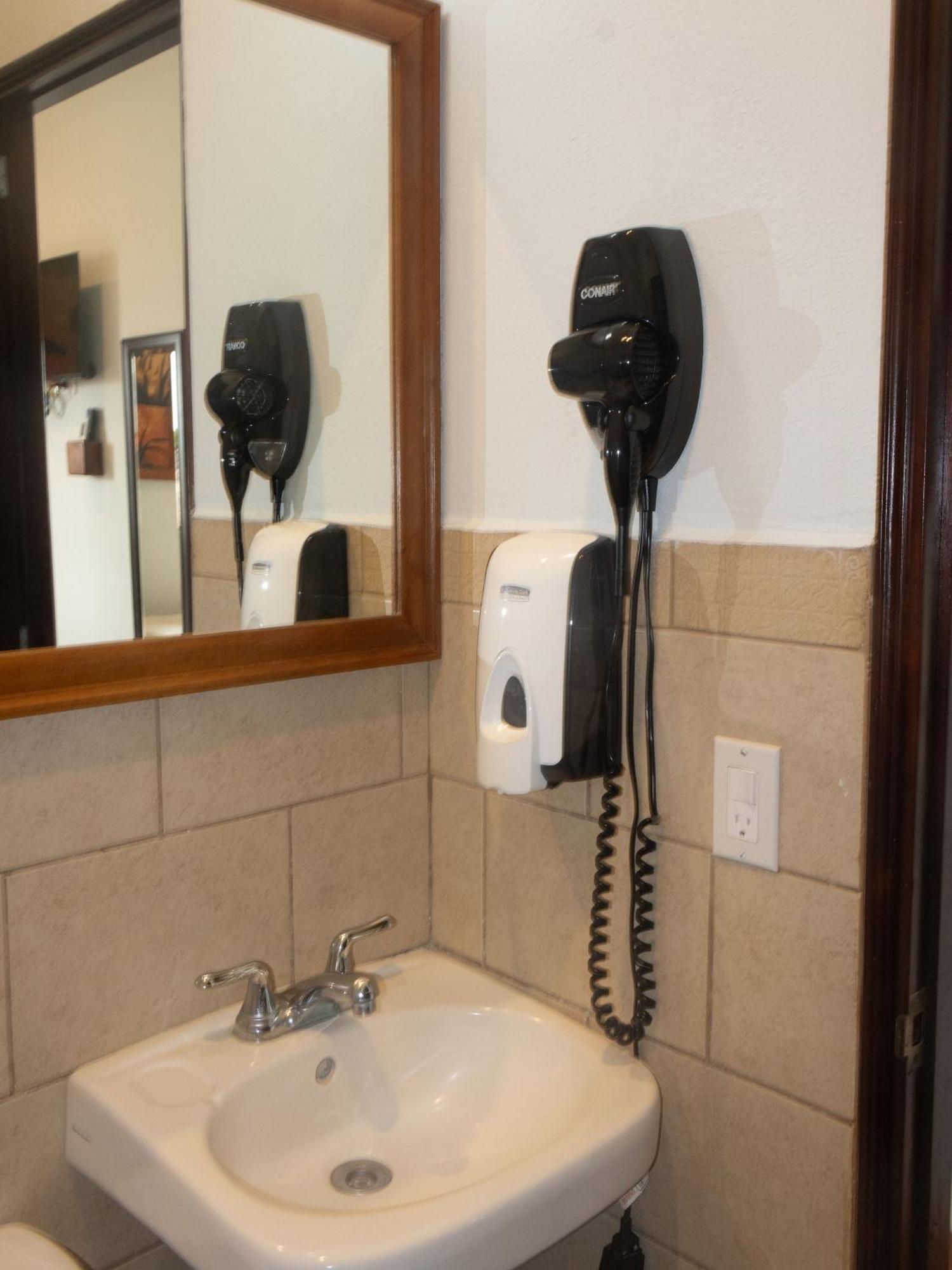Hotel Leon Inn מראה חיצוני תמונה